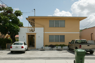 251 NW 57th Ave in Miami, FL - Foto de edificio - Building Photo