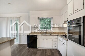 4372 Greenleaf Cir SW in Atlanta, GA - Foto de edificio - Building Photo