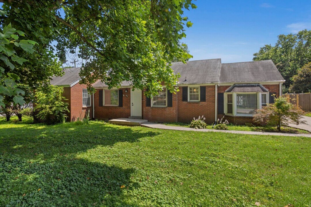 1001 Horseshoe Dr in Nashville, TN - Building Photo