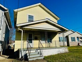 1722 Harrisburg Rd NE in Canton, OH - Building Photo