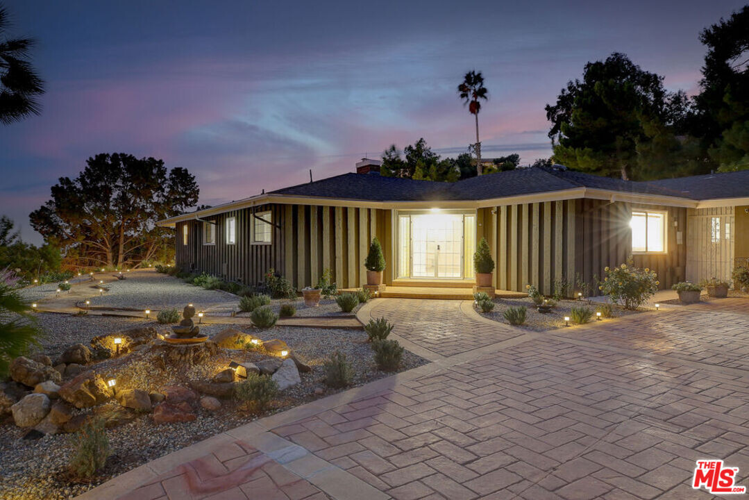 1745 Manzanita Park Ave in Malibu, CA - Foto de edificio