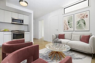 331 E Houston St in New York, NY - Building Photo