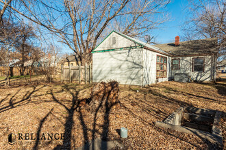 847 S Pinecrest St in Wichita, KS - Foto de edificio - Building Photo