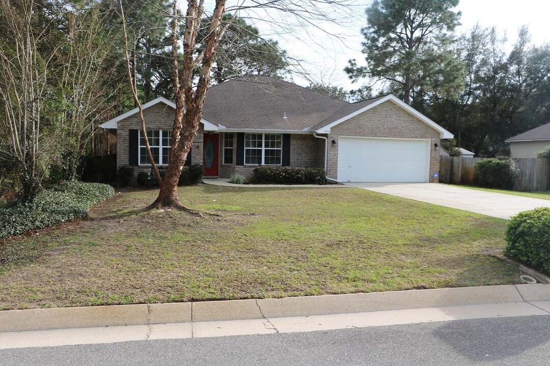 9315 Vandivere Dr in Navarre, FL - Foto de edificio