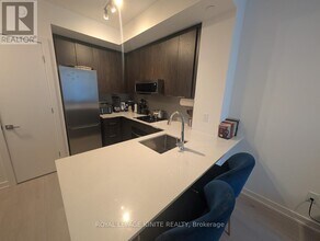 2501 Saw Whet Blvd. in Oakville, ON - Building Photo - Building Photo