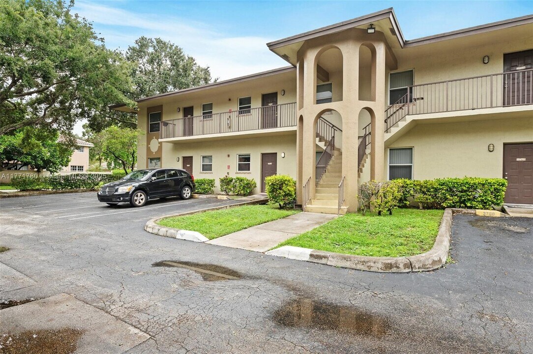 3776 NW 91st Ln in Sunrise, FL - Building Photo