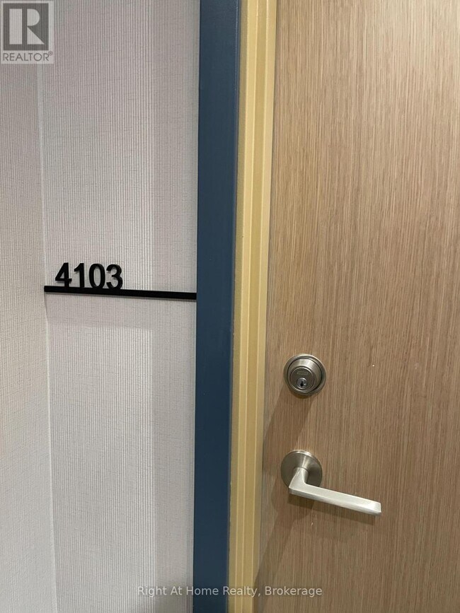 395 Square One Dr in Mississauga, ON - Building Photo - Building Photo