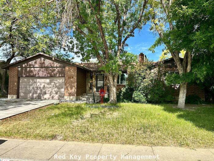 128 Country Club Dr in Stansbury Park, UT - Foto de edificio