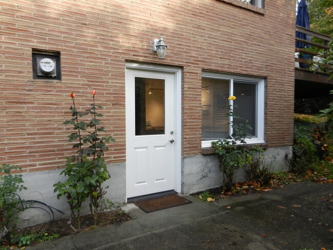 217 18th Ave, Unit Lower Level Studio in Kirkland, WA - Foto de edificio - Building Photo