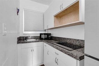 110 NW 9th Ave, Unit 3 in Miami, FL - Building Photo - Building Photo
