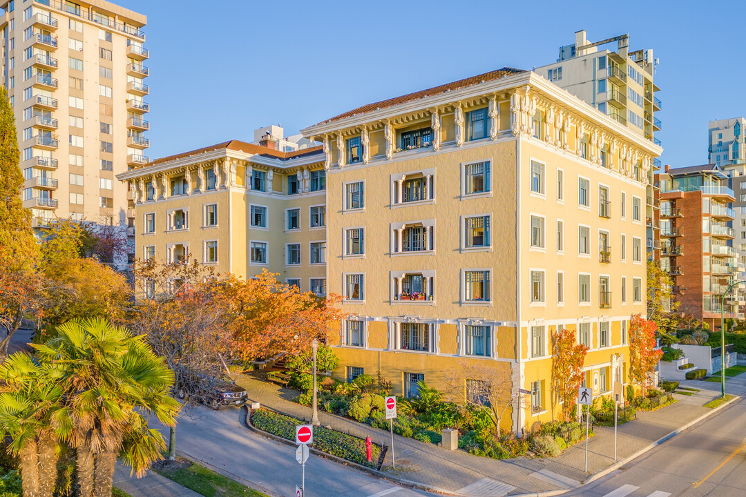 The Kensington Place in Vancouver, BC - Building Photo