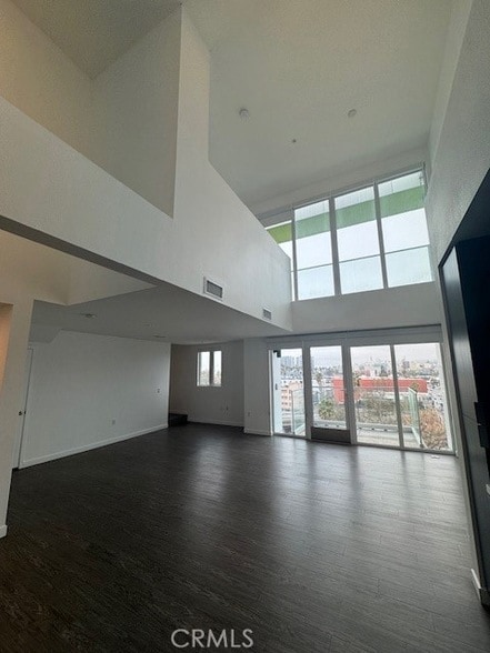 5750 Hollywood Blvd, Unit 703 in Los Angeles, CA - Building Photo - Building Photo