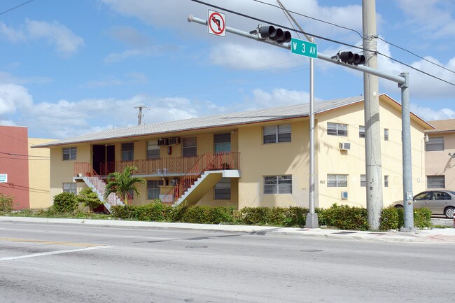 910 W 3rd Ave in Hialeah, FL - Foto de edificio - Building Photo