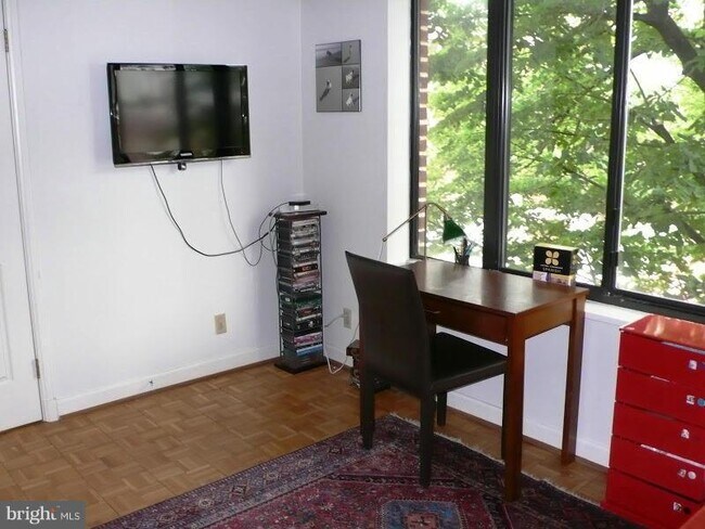 1077 30th St NW in Washington, DC - Building Photo - Building Photo