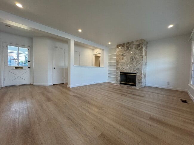 22051 Vanowen St in Canoga Park, CA - Foto de edificio - Building Photo