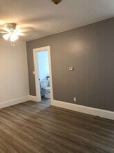 165 W Emerson St, Unit Apartment #4 in Melrose, MA - Foto de edificio - Building Photo