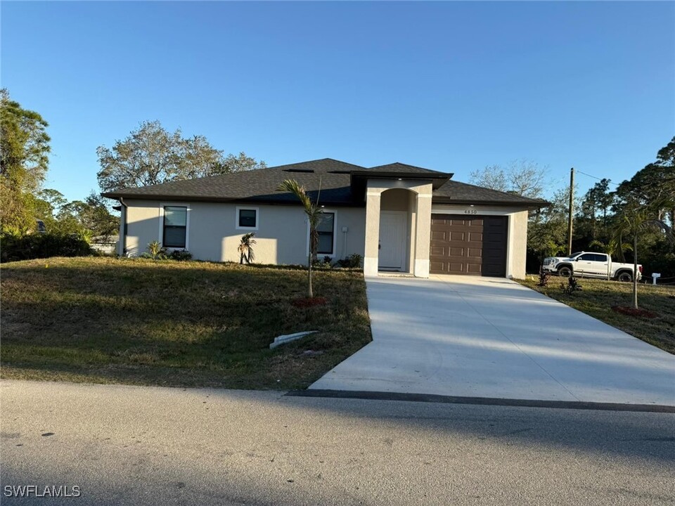 4848 SW 30th St in Lehigh Acres, FL - Building Photo