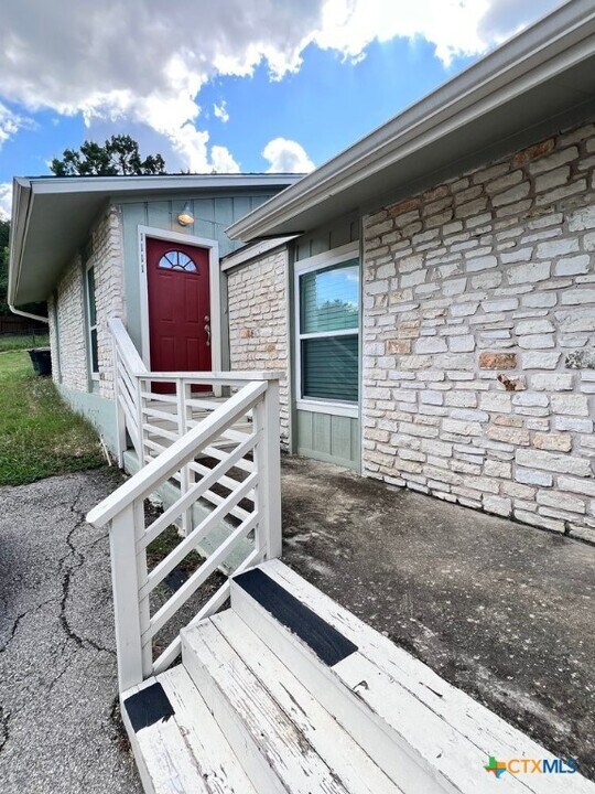 1111 Hazelton St in San Marcos, TX - Building Photo
