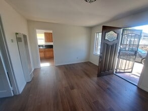 109 E Ramona St, Unit Furnished Beach Bungalow in Ventura, CA - Foto de edificio - Building Photo