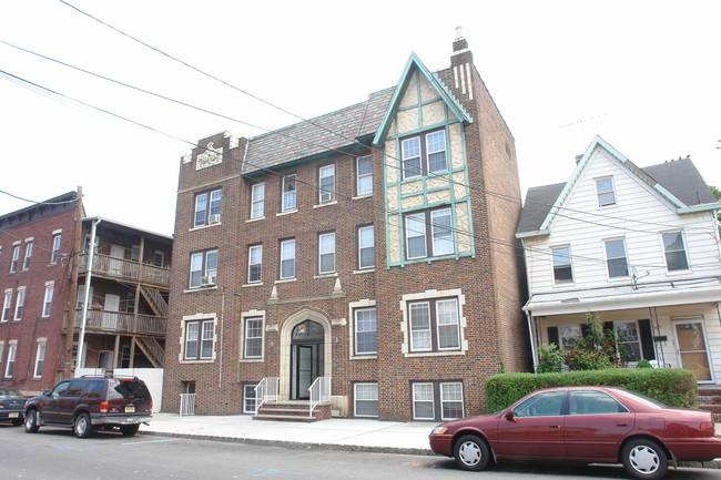 236 1st St in Perth Amboy, NJ - Foto de edificio - Building Photo