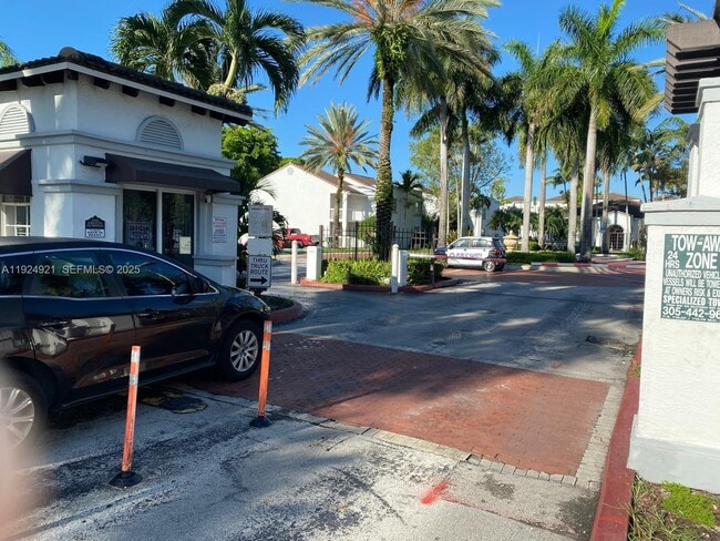 4990 NW 97th Pl in Doral, FL - Building Photo - Building Photo