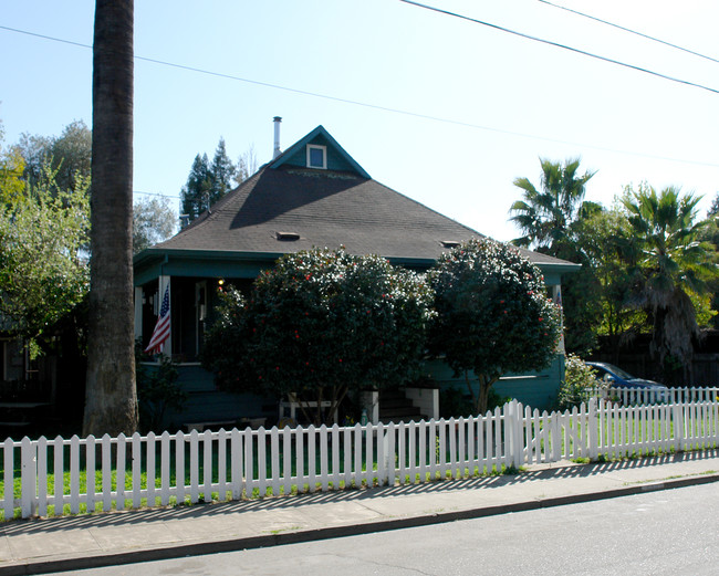 444 North St in Healdsburg, CA - Foto de edificio - Building Photo