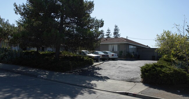 15703 Liberty St in San Leandro, CA - Foto de edificio - Building Photo