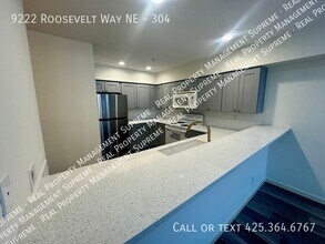 9222 Roosevelt Way NE in Seattle, WA - Building Photo - Building Photo