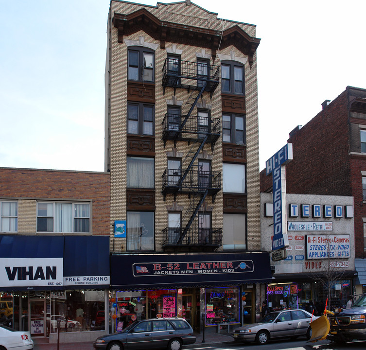 6006 Bergenline Ave in West New York, NJ - Foto de edificio