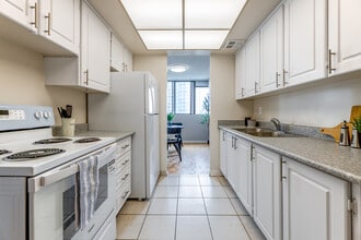 2 Silver Maple Court in Brampton, ON - Building Photo - Interior Photo