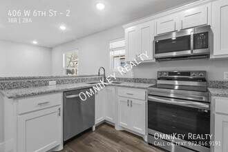 406 W 6th St in Bonham, TX - Foto de edificio - Building Photo