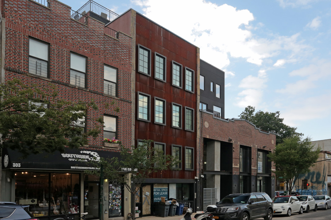 305 Grand St in Brooklyn, NY - Foto de edificio