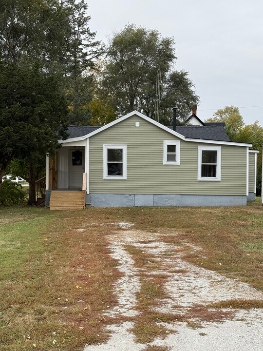 721 E Cemetery Ave in Chenoa, IL - Foto de edificio