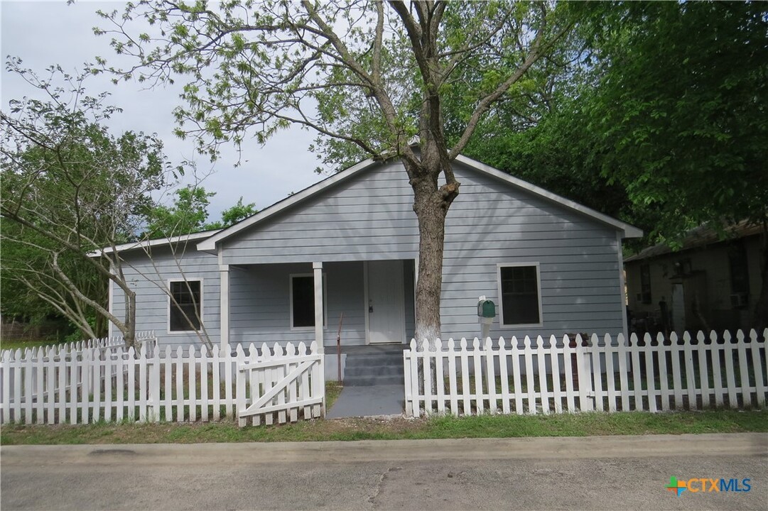 202 Hickory Ave in Luling, TX - Building Photo