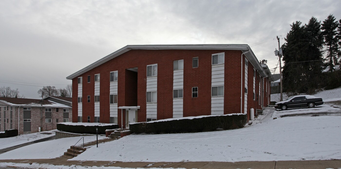 Mifflin Estates in West Mifflin, PA - Building Photo