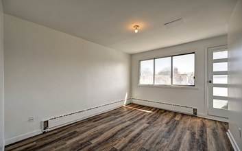 2579-2581 Henri-Bourassa Boul E in Montréal, QC - Building Photo - Interior Photo