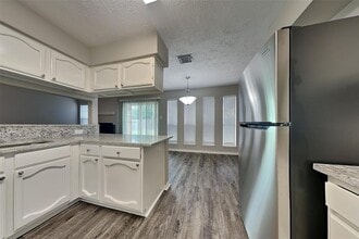 10010 Crescent Moon Dr in Houston, TX - Building Photo - Building Photo