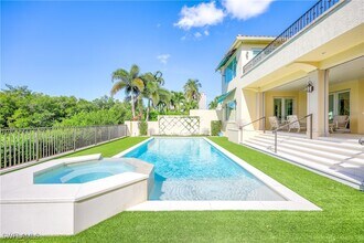 8057 Via Vecchia in Naples, FL - Foto de edificio - Building Photo
