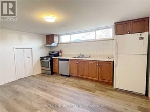 36 Victor Blvd in Hamilton, ON - Building Photo - Building Photo