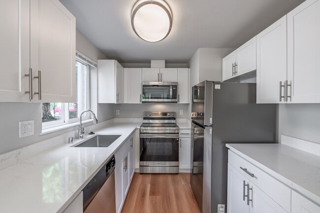Martine Apartments in Bellevue, WA - Building Photo - Interior Photo