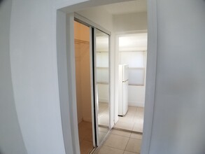 2235 SW 16th Ter, Unit Rear Studio in Miami, FL - Foto de edificio - Building Photo