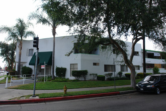 Owensmouth Garden Apartments in Canoga Park, CA - Building Photo - Building Photo