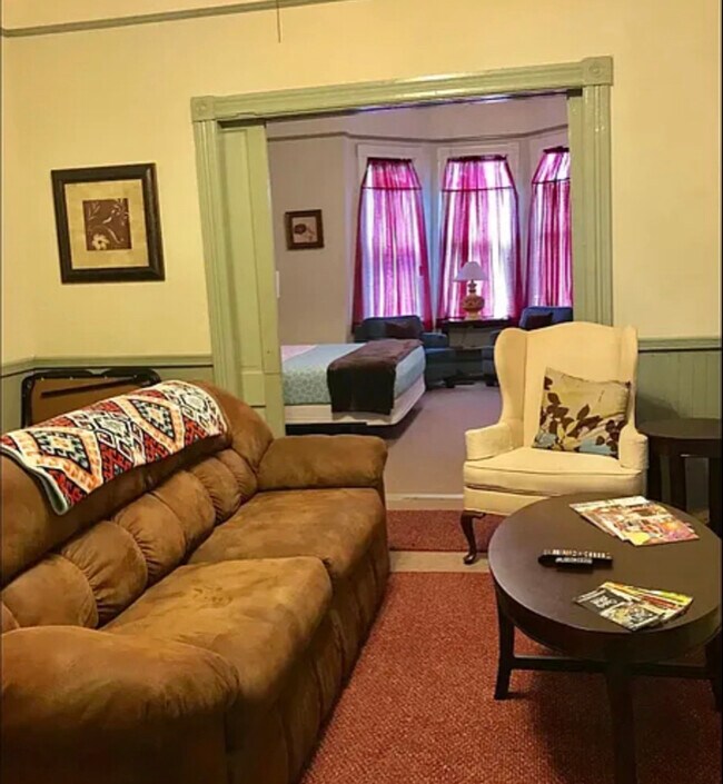 320 W Hall St in Savannah, GA - Building Photo - Building Photo