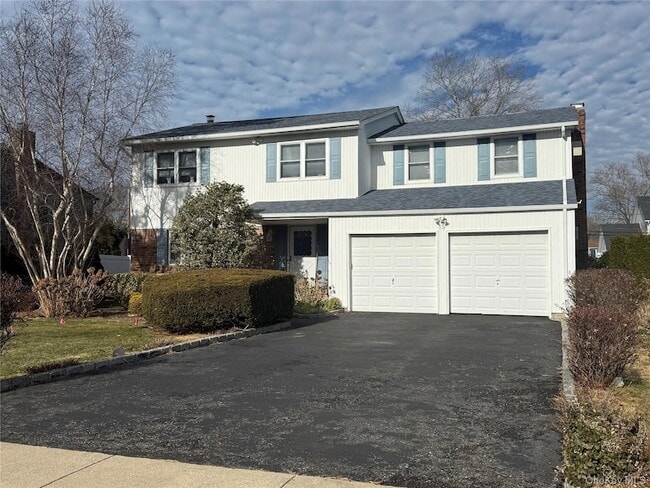 15 Sherry Ln in Hauppauge, NY - Foto de edificio - Building Photo