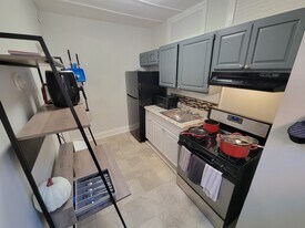 900 Chauncey Ave, Unit D