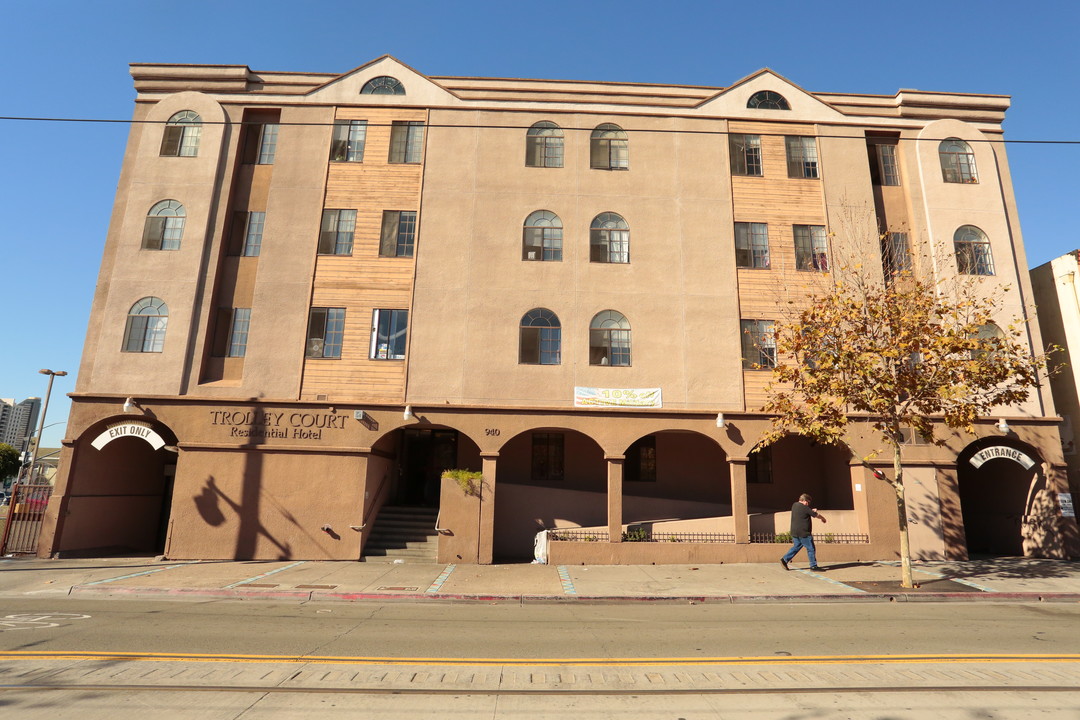 Trolley Court in San Diego, CA - Foto de edificio