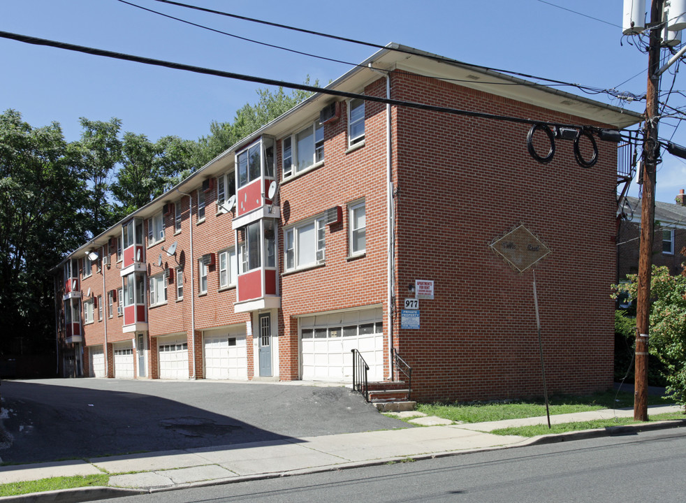 977 Stuyvesant Avenue in Irvington, NJ - Building Photo