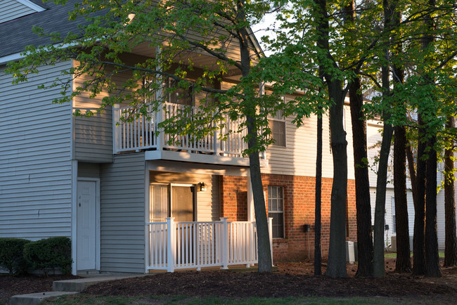 Laurel Bluff Apartments and Townhomes in High Point, NC - Foto de edificio - Building Photo