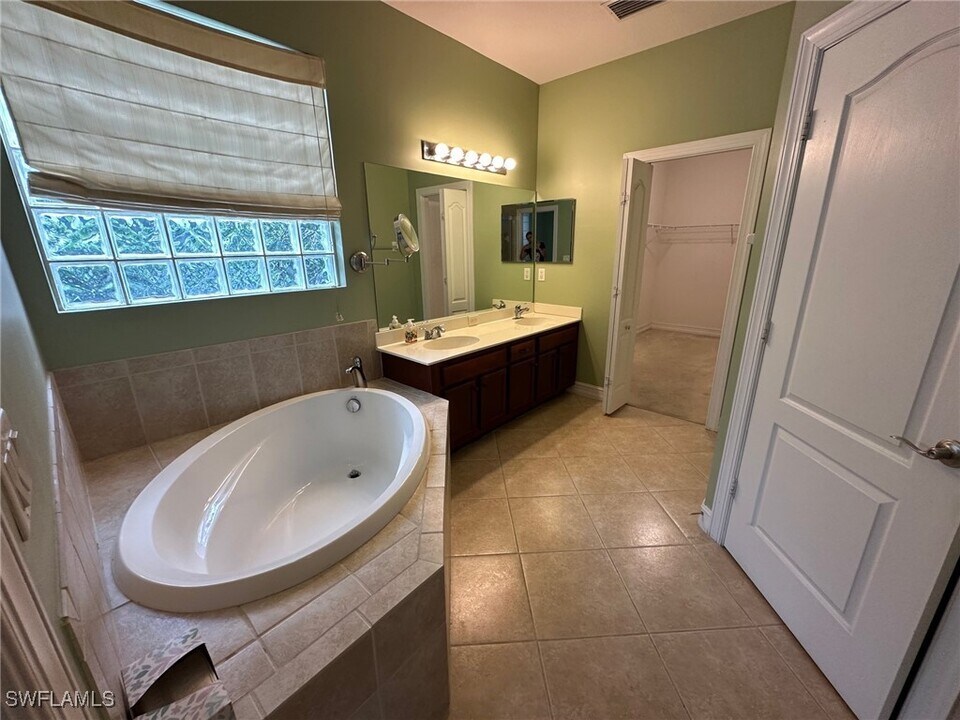 9932 Alabama St in Bonita Springs, FL - Foto de edificio