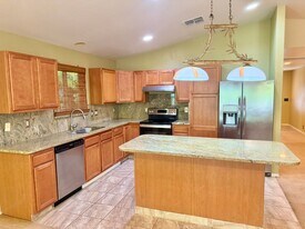 90 Kamaha'o St in Wailuku, HI - Building Photo